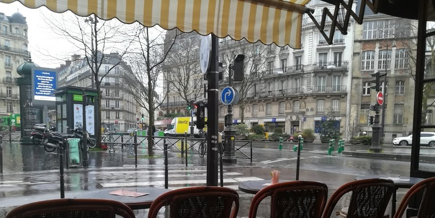 terrasse de café un lundi matin, pluvieux à Paris